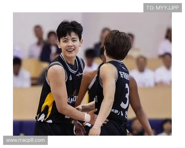 新科FMVP杨舒予三分11中5砍22分5助攻6抢断 全场球迷热烈欢呼